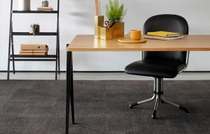 reduzierter moderner Schreibtisch auf Teppichboden